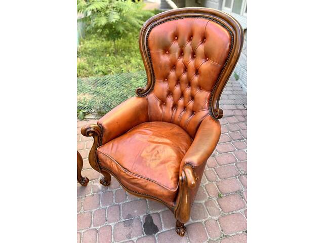 Пара крісел. В стилі бароко. Італійські ?? Каркаси дерев'яні, обшивка шкіряна, в сидіннях пірʼя. Шкіра має сліди використання - - Фото 2