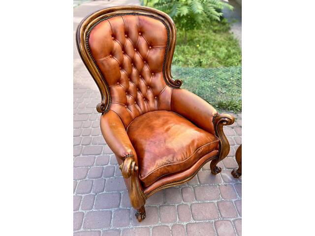 Пара крісел. В стилі бароко. Італійські ?? Каркаси дерев'яні, обшивка шкіряна, в сидіннях пірʼя. Шкіра має сліди використання - - Фото 4