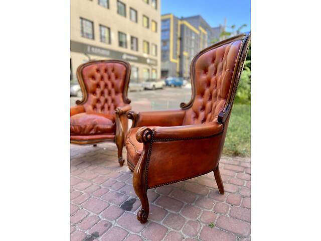 Пара крісел. В стилі бароко. Італійські ?? Каркаси дерев'яні, обшивка шкіряна, в сидіннях пірʼя. Шкіра має сліди використання - - Фото 6