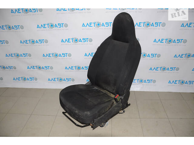Пассажирское сидение Nissan Versa 12-19 usa без airbag, механич, тряпка черн, грязное
