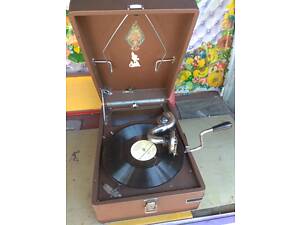 Патефон выпуска прошлого века