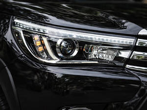 Передние фары OEM V2 2015-2019 (под ксеноновую или LED лампу, комплект 2 шт.) для Toyota Hilux 2015- гг