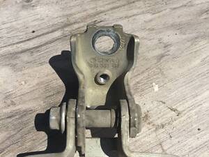 Петля дверная передняя правая нижняя 5J0833412 Skoda Fabia New, б/у.