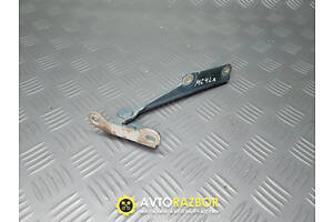 Петля капота левая M820290, M896534 на Mitsubishi Carisma 1995-2004 год