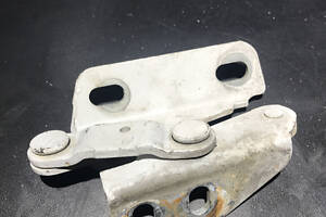 Петля капота левая Mercedes Sprinter 1996-2006 9017500354