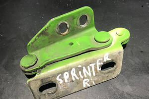 Петля капота правая Mercedes Sprinter 1996-2006 9017500451