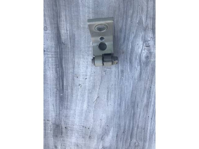 Петля передняя левая верхняя Skoda Octavia A5 1.6 бензин лифтбек 2005 г, б/у. 6Y0 831 411 - Фото 1