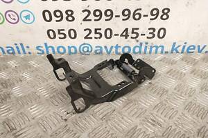 Петля центрального бардачка 5890705020 Toyota Avensis T25 03-09