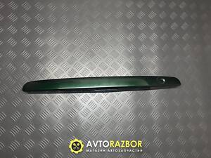 Пластиковая панель подсветки номера хэтчбек, лифтбек B25R50810B на Mazda 323 BJ, 323F 1998-2004 год