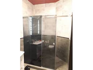 Раздвижные душевые кабины и стеклянные двери в группе с перегородкой