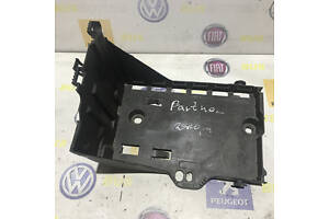 Полка под аккумулятор (ящик аккумуляторной батареи нижний, крепление, держатель) Peugeot Partner 9663615380