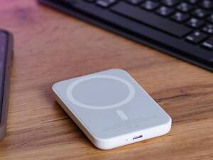 Повербанк із бездротовою зарядкою портативний зарядний пристрій для телефону