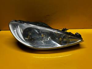 правая фара Peugeot 206 1999-2009 является дефектом в верхнем креплении