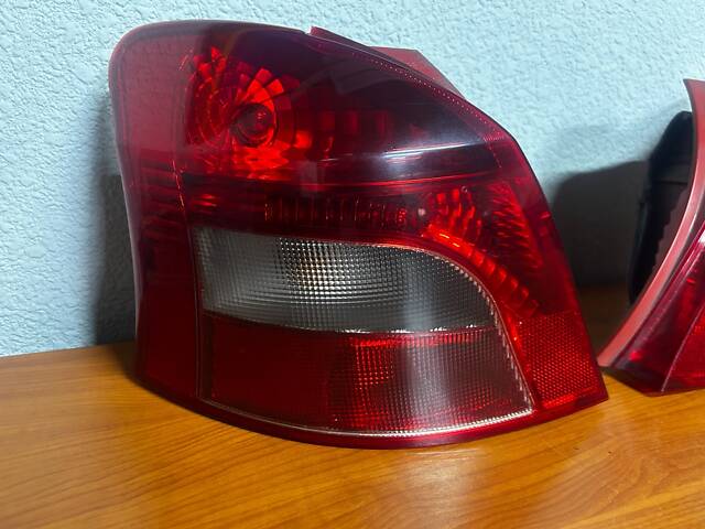лівий стоп ліхтар задній Toyota Yaris 2006-2009 лівий стоп ліхтар задній Toyota Yaris 2006-2009