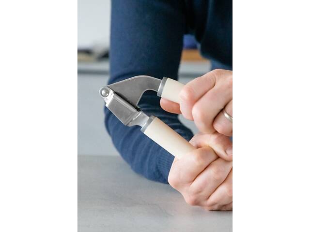 Прес для часнику KitchenAid Coreline KAG132OHACE 19 см кремовий - Фото 4