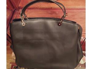 Продам женскую сумку черного цвета, классического стиля, минимализм.