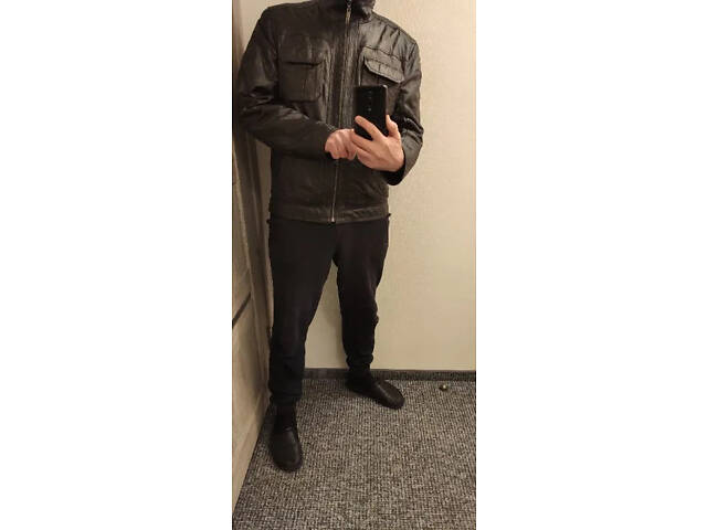 Продам новую куртку из натуральной приятной на ощупь кожи теленка.