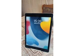 Продам планшет Apple iPad Air 2 Wi-Fi 2/16GB,гарний стан.