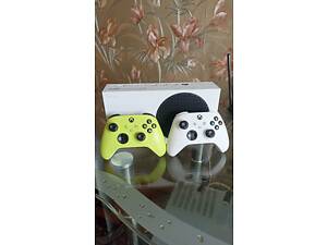 Продам приставку Xbox series s с двумя геймпадами, аккаунтом и играми Игровые приставки