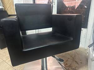 Продам кожаное кресло парикмахерское марки Welonda на гидравлике.