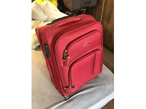 Продам валізу на колесах.