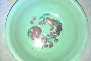 Продам зеленую малую пластмассовую мисочку.