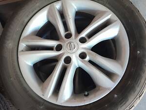 Продаю комплект шин с оригинальными дисками на Nissan Qashqai (R17)