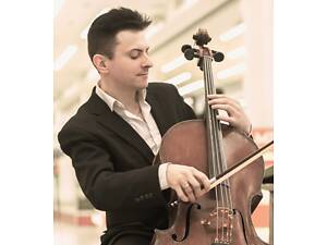 Професійний музикант, віолончеліст на торжество.