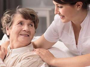 Предлагаю услуги сиделки для пожилого человека.