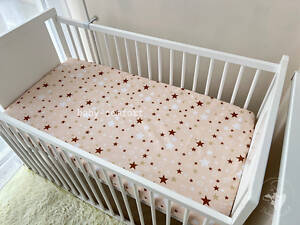 Простынь на резинке Baby Comfort 120*60 см бязь Звездочки на бежевом.