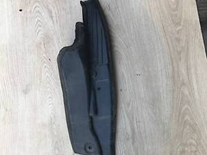 Пыльник крыла передний левый Volkswagen Jetta 5, 1K55821111A, б/у.