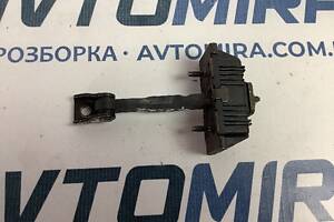 Обмежувач передніх дверей R/L Ford Focus 2 2005-2010 1641573