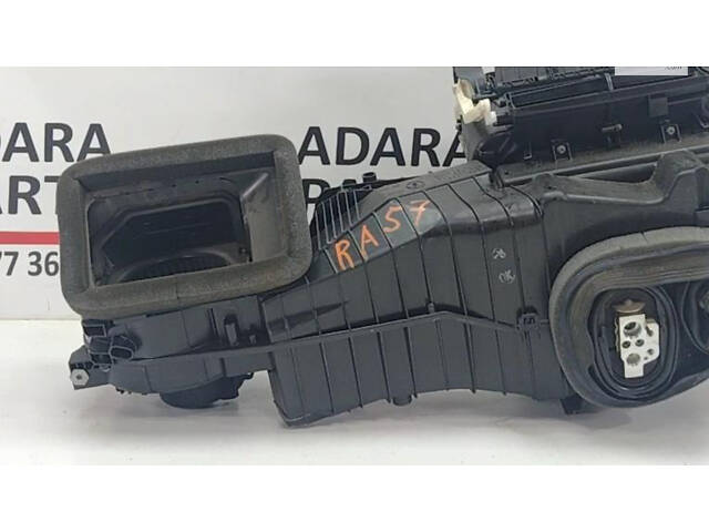 Радіатор кондиціонера (випарник) з клапаном для VW Tiguan 2012-2017 (3C1820103D)