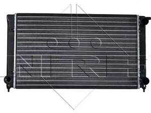 Радиатор охлаждения двигателя на Passat B3