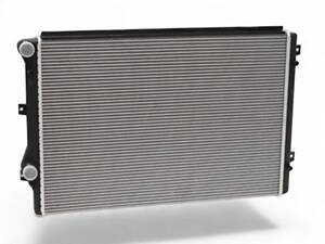 Радиатор охлаждения на Passat B7