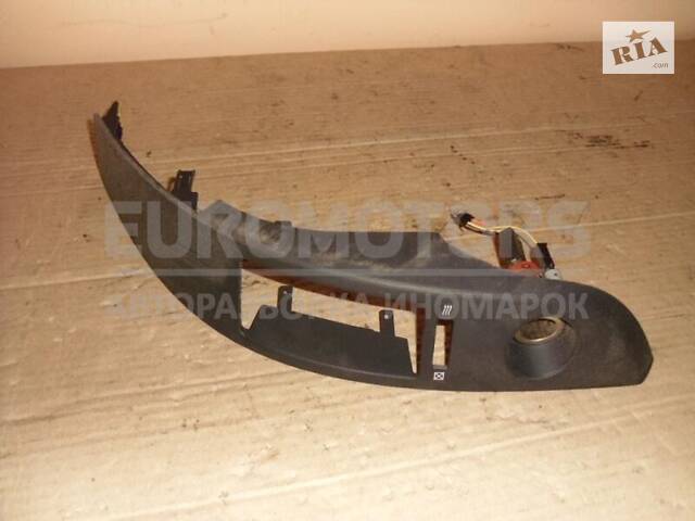 Рамка дефлекторная правая Toyota Corolla Verso 2004-2009 55680640