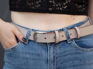 Ремень кожаный бежевый с серебряной пряжкой 100 с текстом