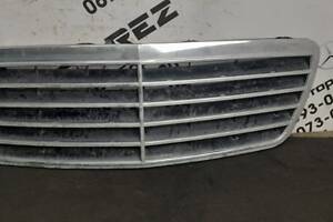 Решітка радіатора Mercedes 2108800083