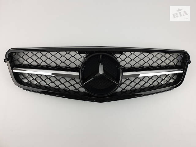 Решетка радиатора на Mercedes C-Class W204 2007-2014 год AMG стиль ( Черный глянцевый с хром вставкой )