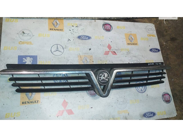 Решетка радиатора Opel Vivaro 2001-2014 8200044888