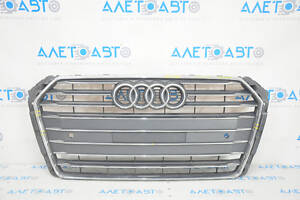 Грати радіатора в зборі Audi A4 B9 17-19 з емблемою, під парктроніки, тріщини, притиснута, пісок, світлий хром