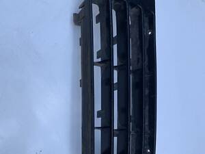 Решетка переднего бампера левая Audi A4 B5 2000 г, б.в. 8D0807345AA