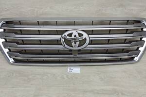 Решітка радіатора переднього бампера Toyota Land Cruiser 200 (2012-2015) 53114-60110 Деф.(надрив)