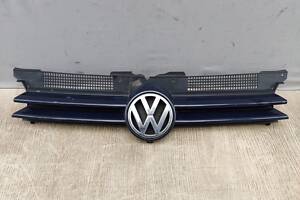 Решітка радіатора переднього бампера зі значком емблемою VW Golf 4 (1997-2003) 1J0853655C Деф. (надрив)