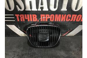 Решітка радіатора Seat Ibiza 6L0853654 5015