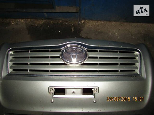 Решітка радіатора Toyota Avensis