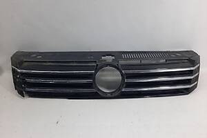 решётка радиатора верхняя (дефект) ● Volkswagen Passat S `12-15