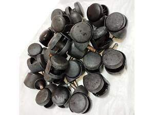 Ролики для офісного крісла в робочому стані.