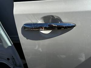 Ручка дверей передня права Nissan Leaf