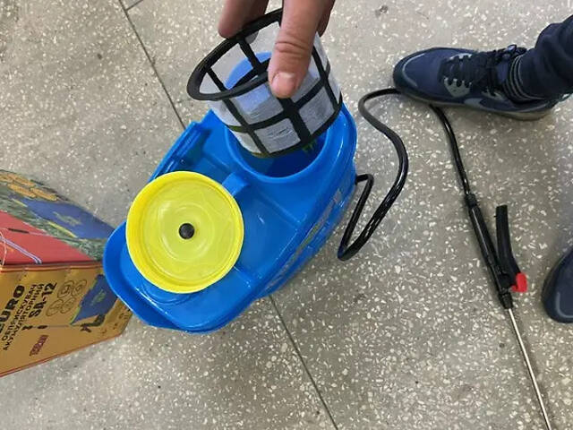Садовый опрыскиватель аккумуляторный VMF EURO SA-12: 12 V, 8 Ah, 12л ранцевой (77791) - Фото 4